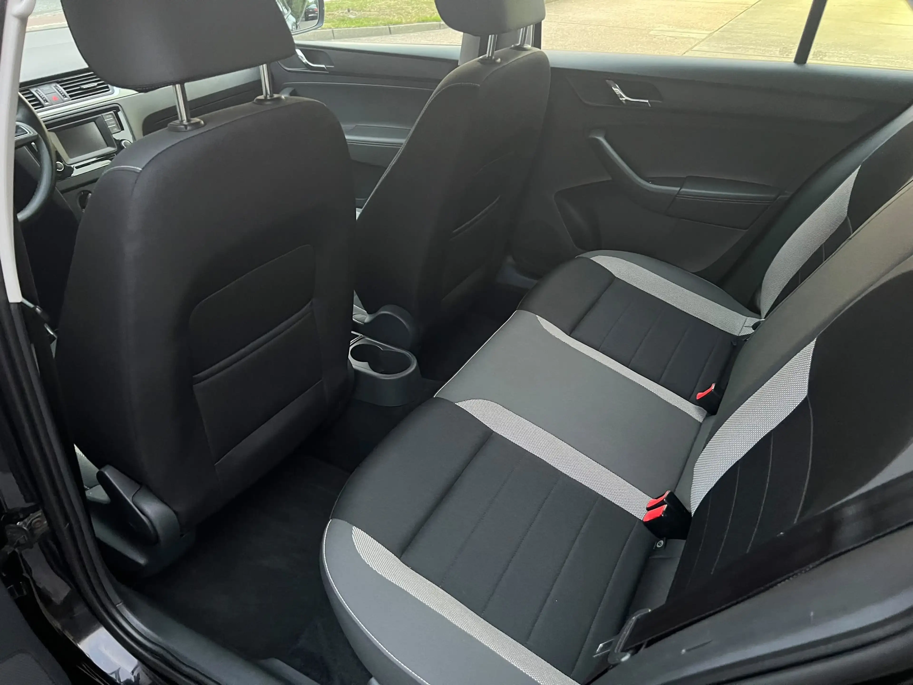 Skoda Rapid/Spaceback Ambition 1.4TDI KLIMA/PDC/1.HAND/TEMPOMAT — photo 8