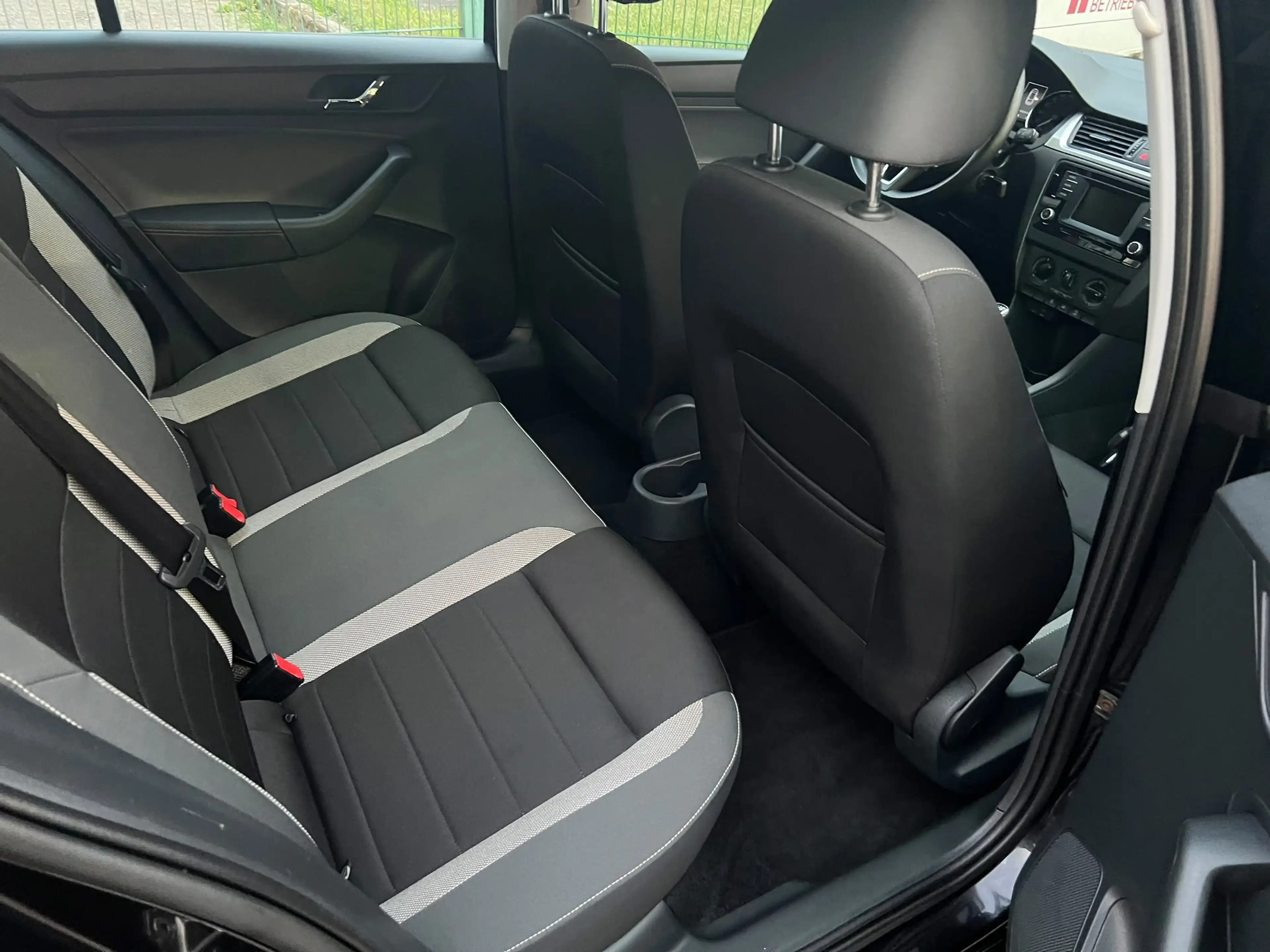 Skoda Rapid/Spaceback Ambition 1.4TDI KLIMA/PDC/1.HAND/TEMPOMAT — photo 7
