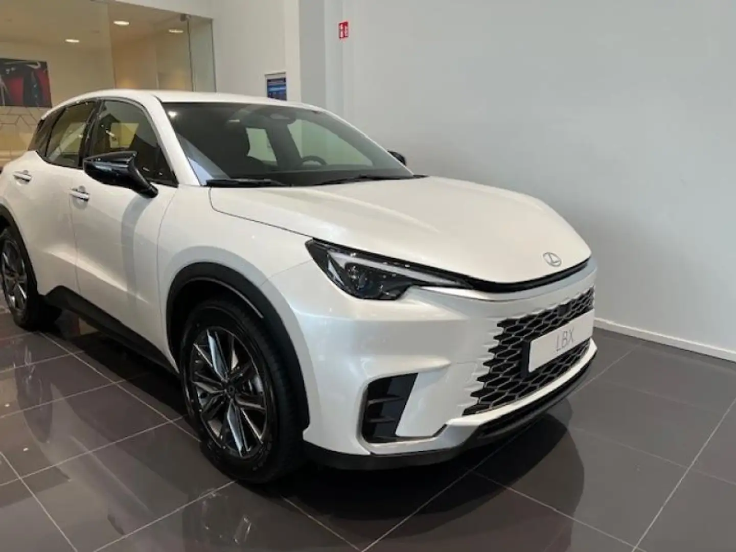 Lexus LBX Elegant Weiß - 2
