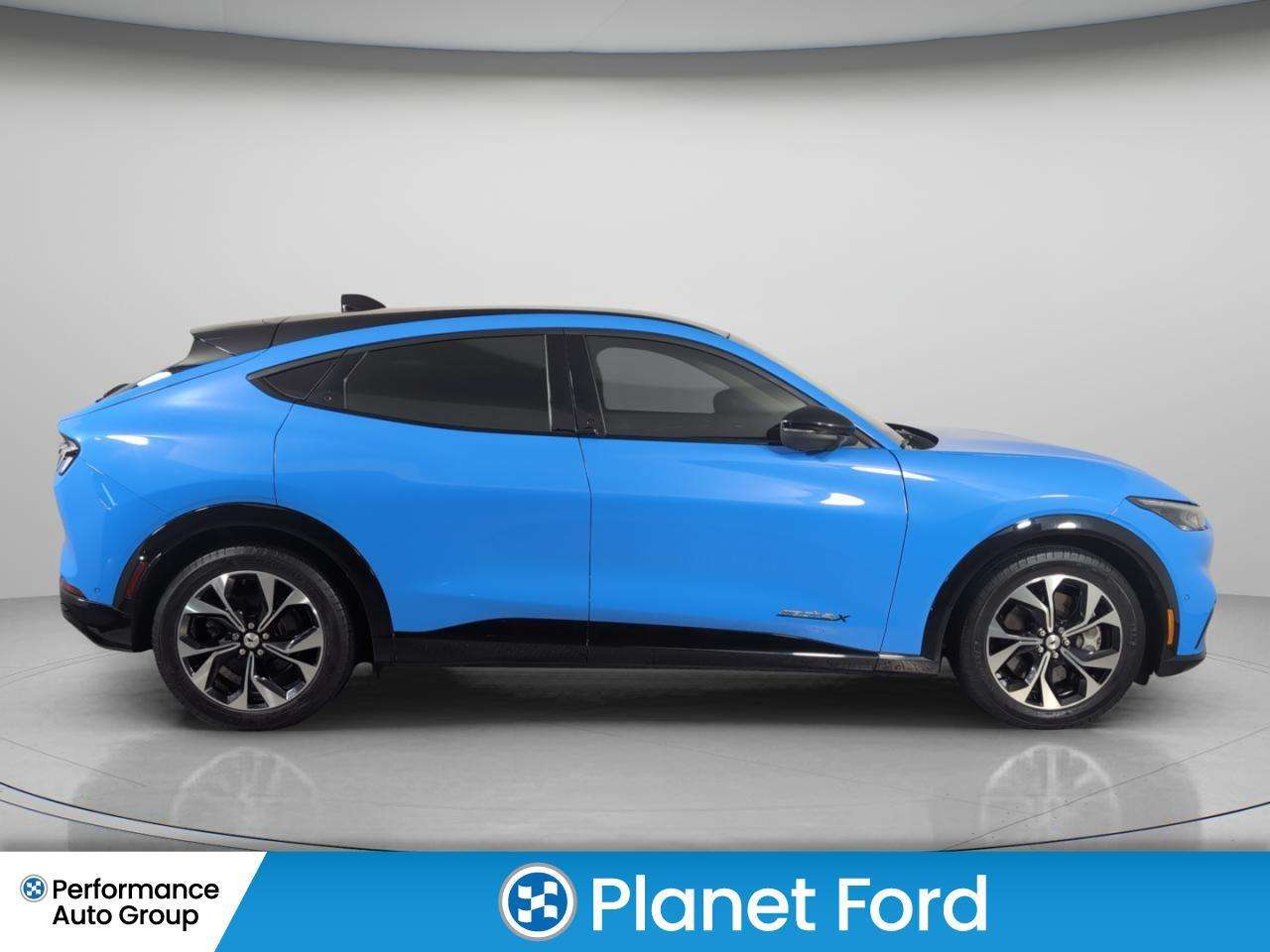 2023 Ford Mustang Mach-E Premium AWD Extended range B&O Pano Roof Amb light — снимка 1