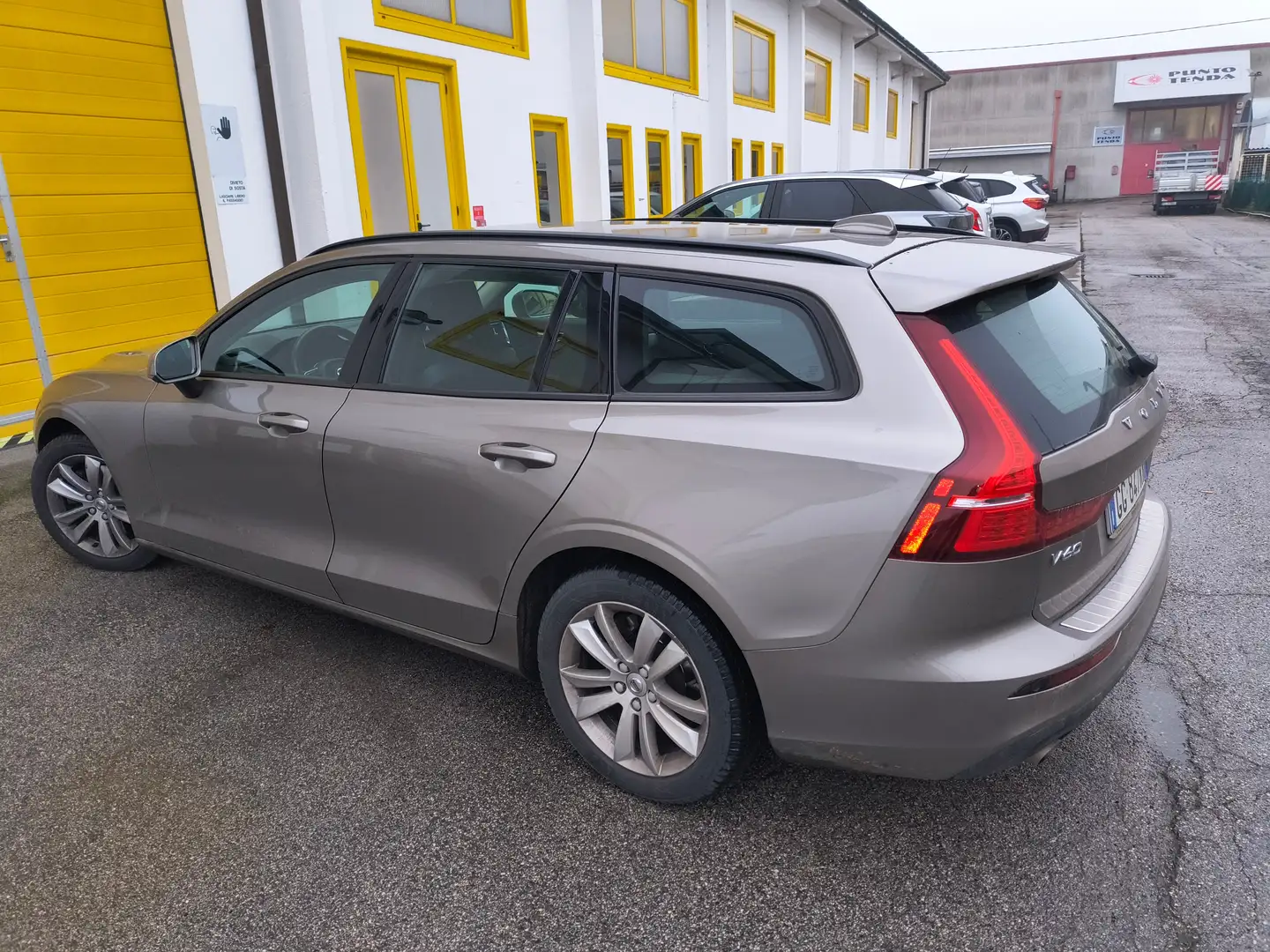 Volvo V60 V60 II 2019 2.0 b4 Momentum Business Pro auto Oro - 1
