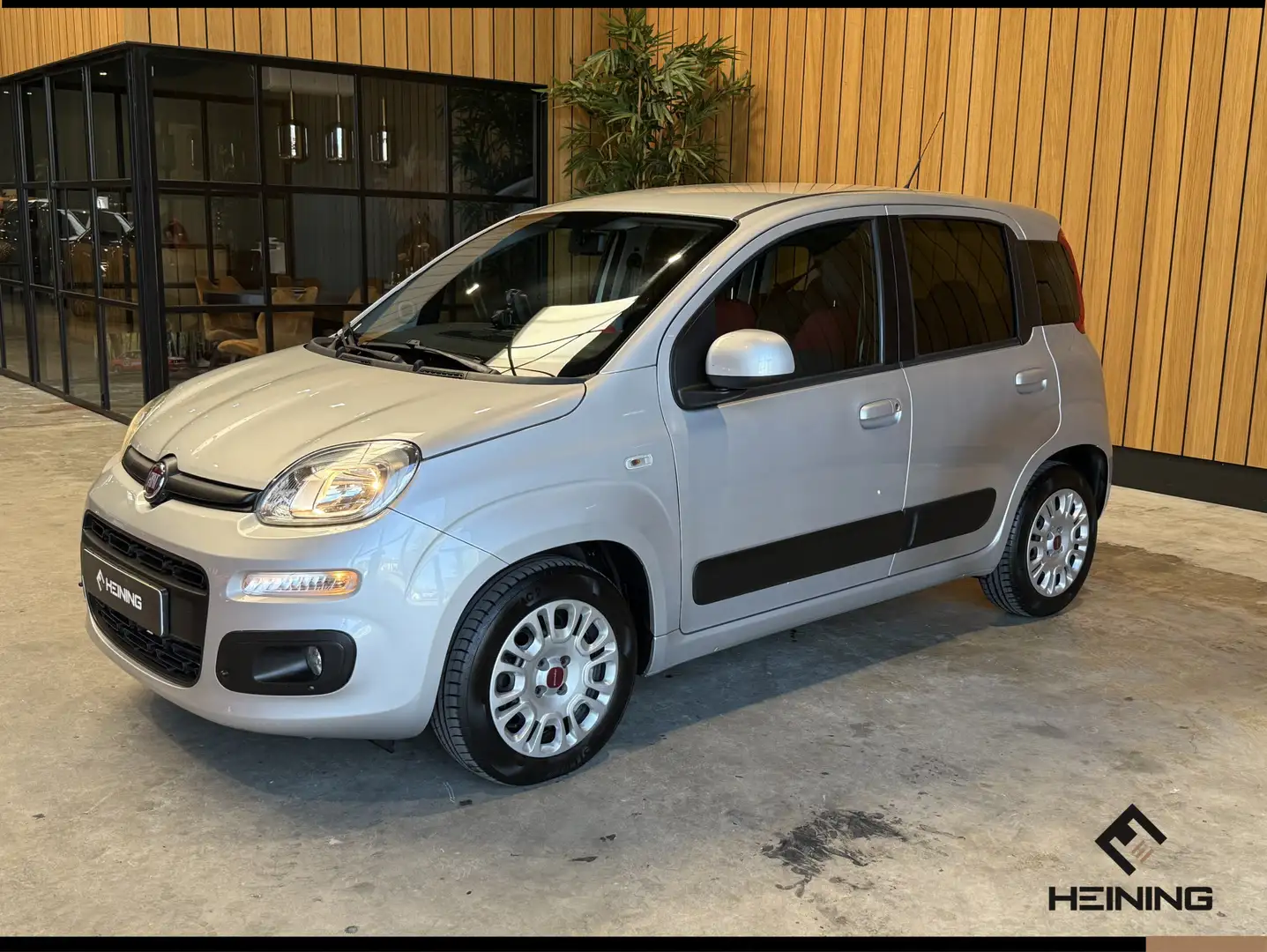 Fiat Panda 0.9 TwinAir Lounge. Clima. PDC. Navigatie. 65000 k Grijs - 1