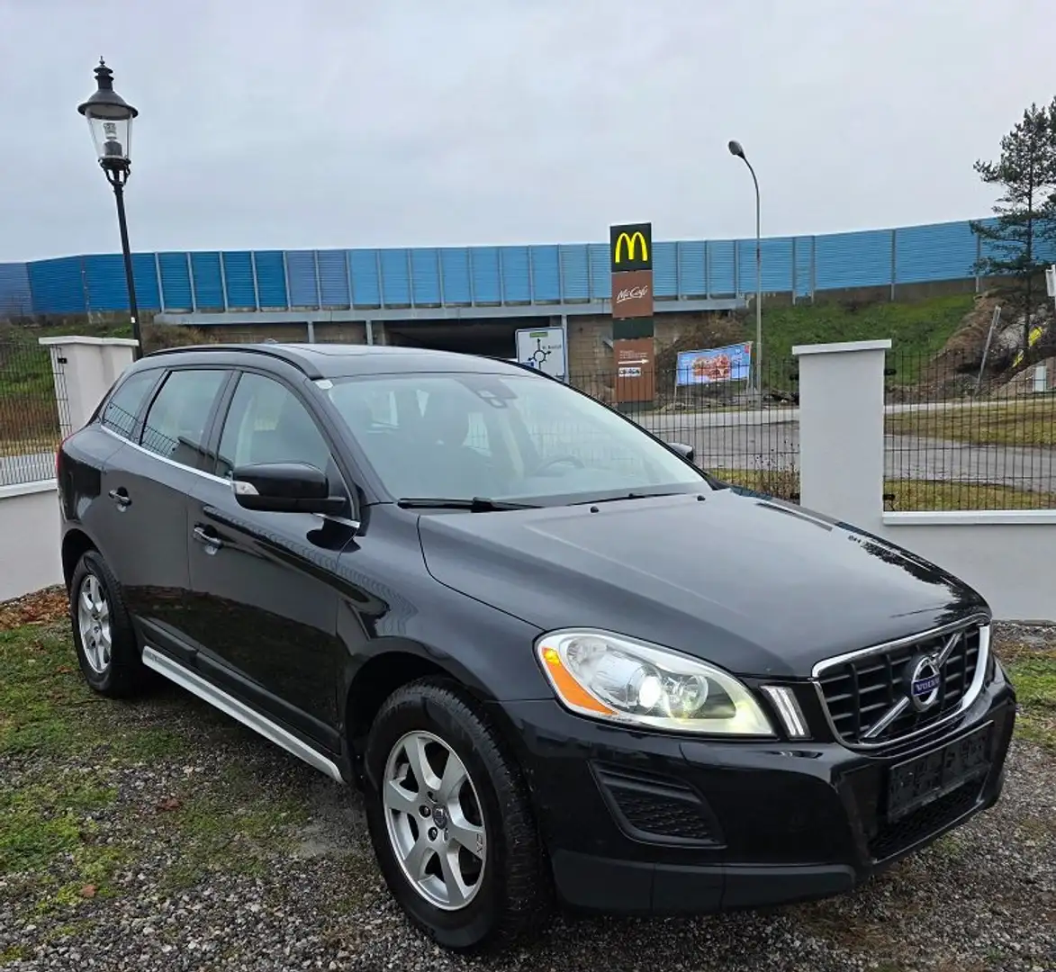 Volvo XC60 2.4D Momentum AWD Schwarz - 2