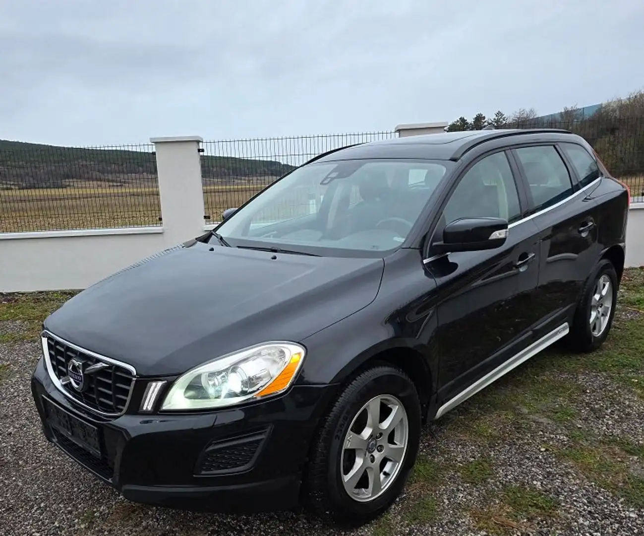 Volvo XC60 2.4D Momentum AWD Schwarz - 1