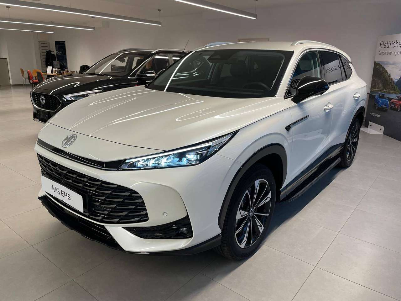 MG EHS 1.5 plug-in (PHEV) 272cv LUXURY nuova da immatricolare, GARANZIA UFFICIALE 7 ANNI, autonomia 100km in solo elettico!