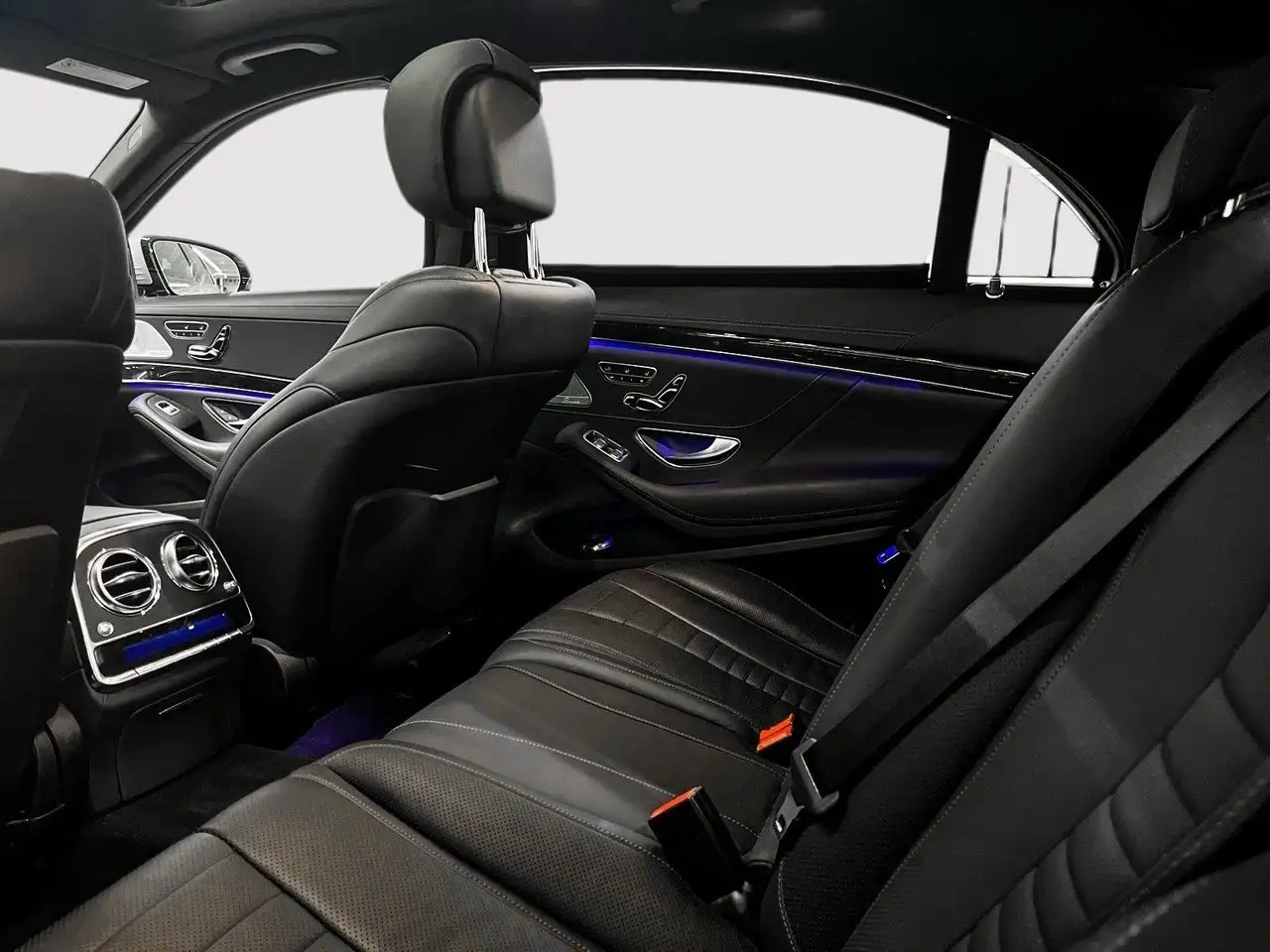 Mercedes-Benz S-Class снимка Mercedes-Benz S-Class