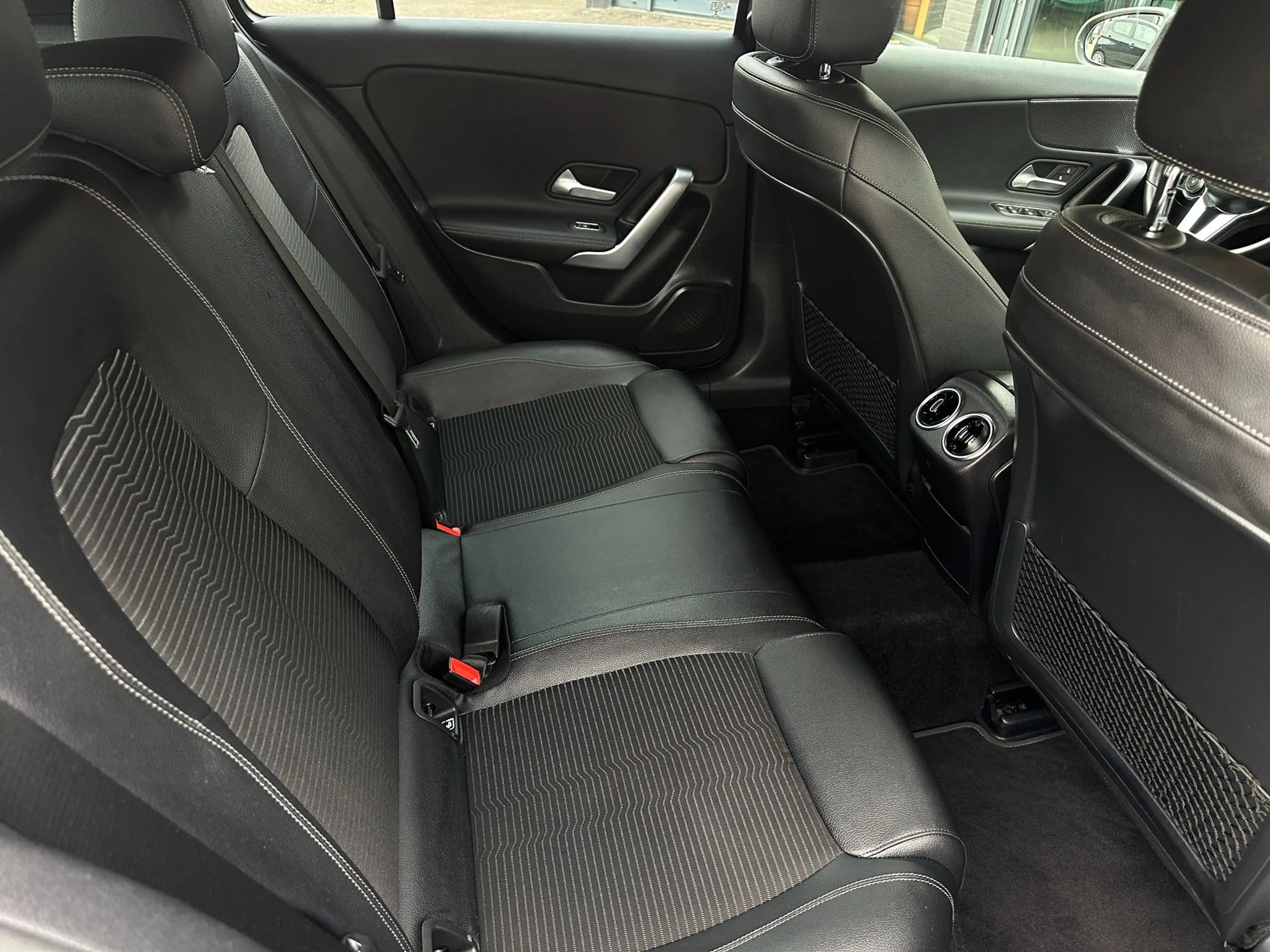 Mercedes-Benz A 200 Business Solution AMG Upgrade/CAMERA/CARPLAY/NAVI/ — photo 14