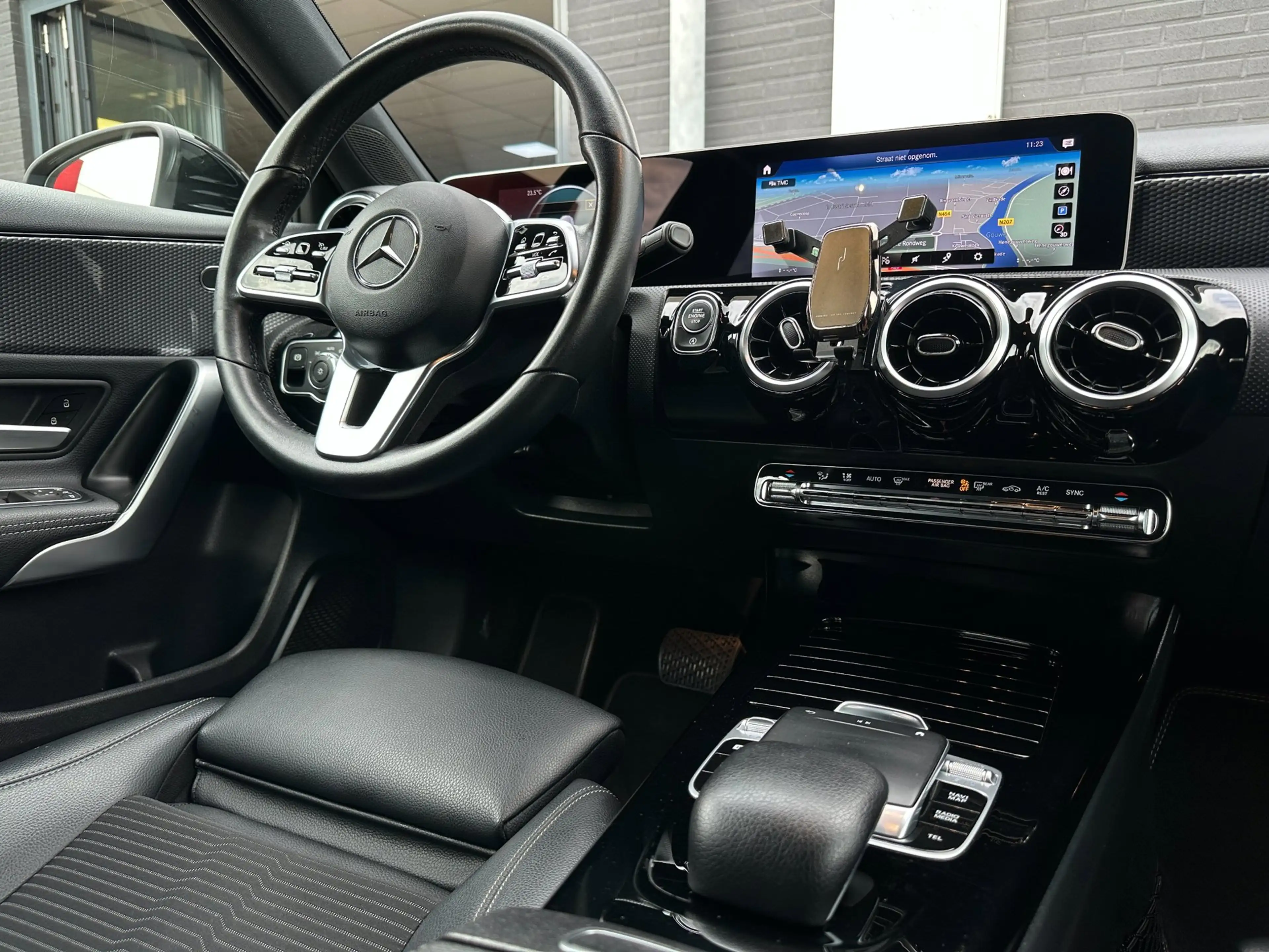 Mercedes-Benz A 200 Business Solution AMG Upgrade/CAMERA/CARPLAY/NAVI/ — photo 15