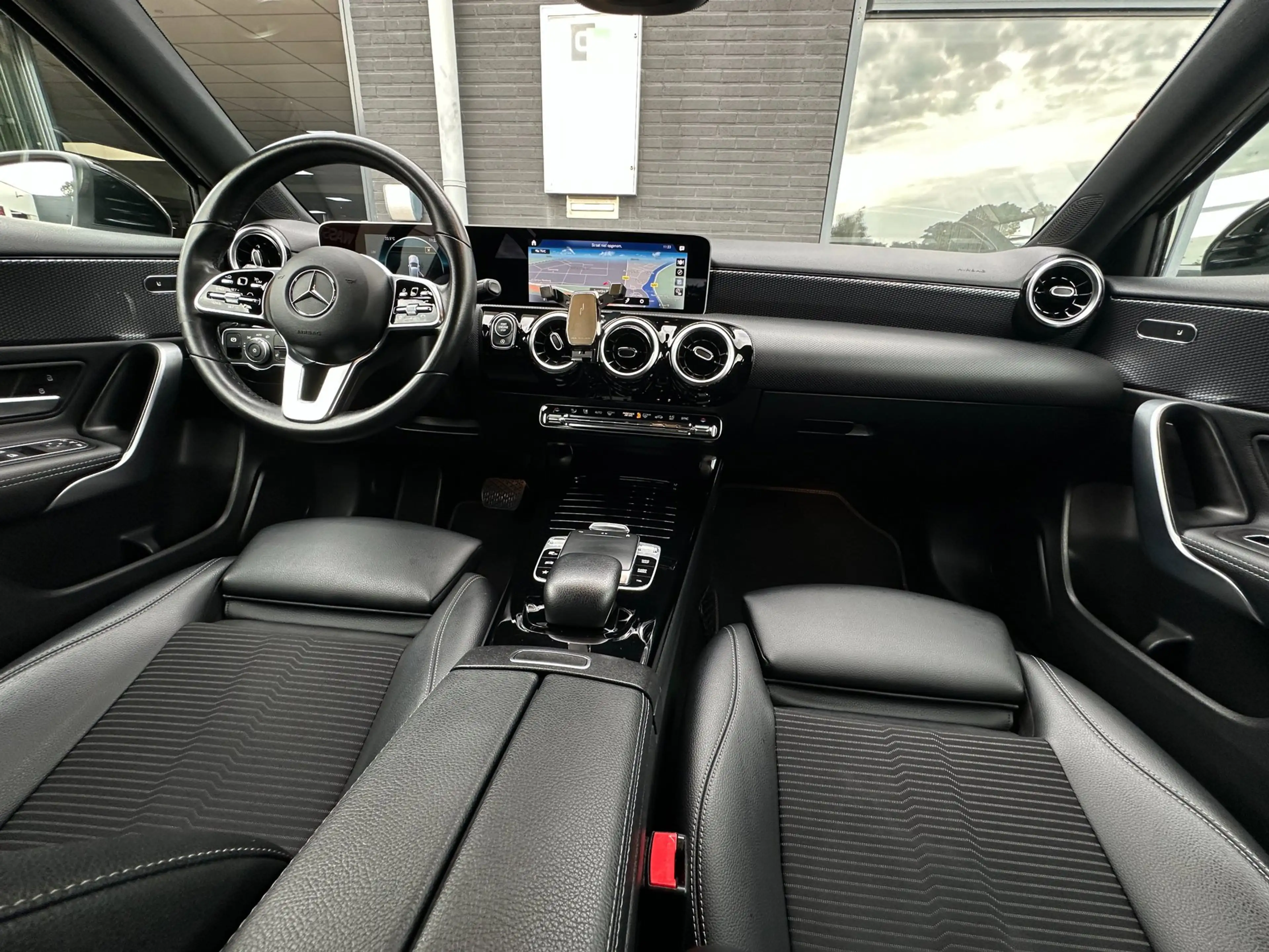 Mercedes-Benz A 200 Business Solution AMG Upgrade/CAMERA/CARPLAY/NAVI/ — photo 2