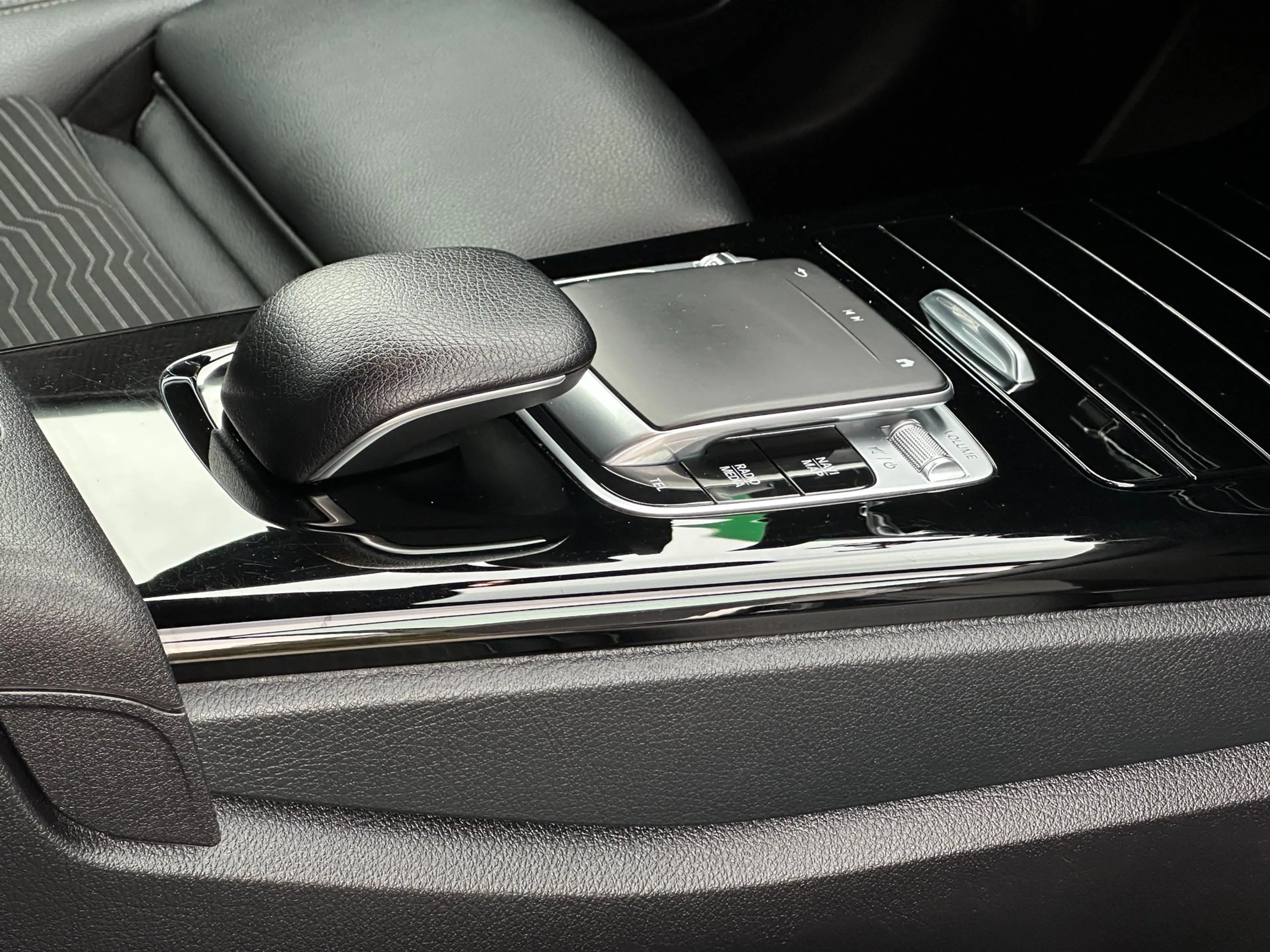Mercedes-Benz A 200 Business Solution AMG Upgrade/CAMERA/CARPLAY/NAVI/ — photo 13