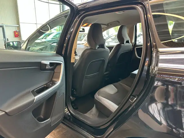 Volvo XC60 view 30