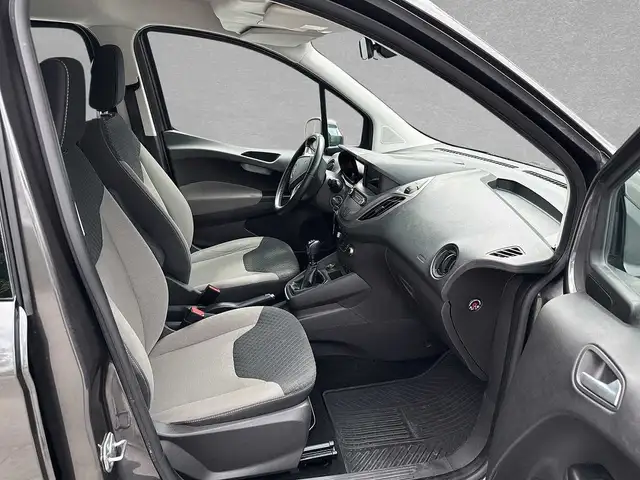 Ford Tourneo Courier view 3