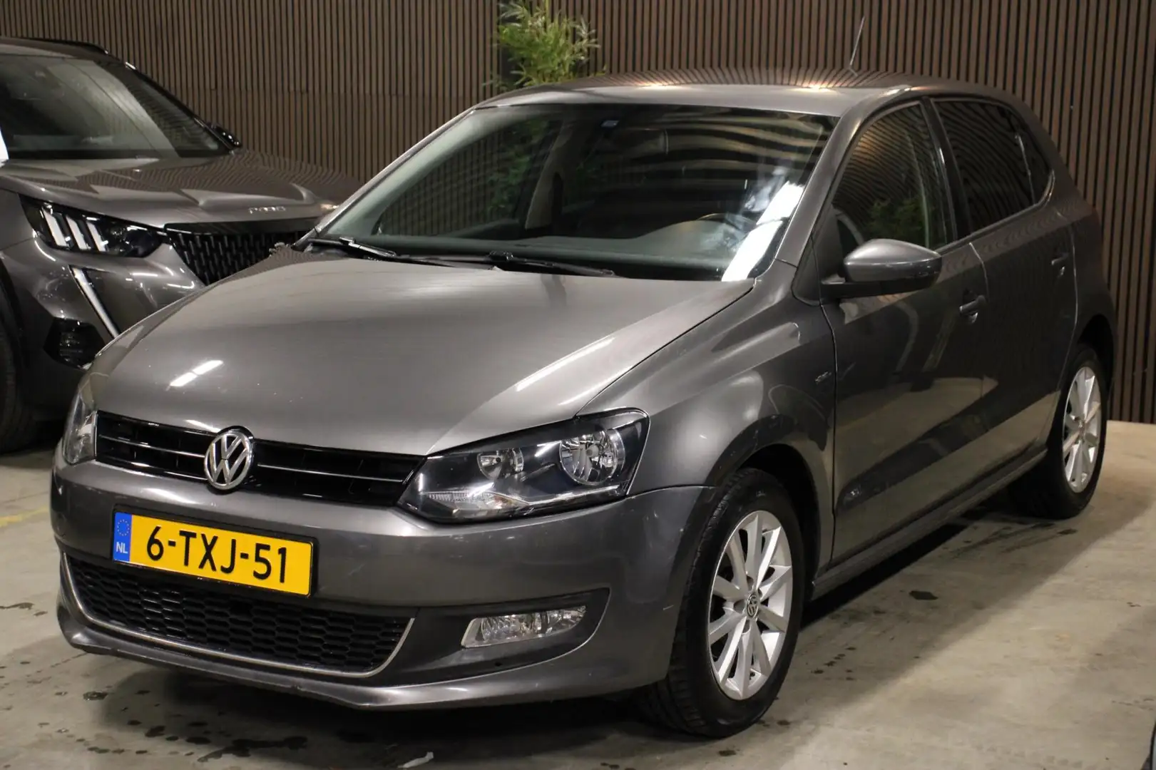 Volkswagen Polo 1.2 TSI Highline NAP PDC Cruise Climate Nwe Kettin Grijs - 2