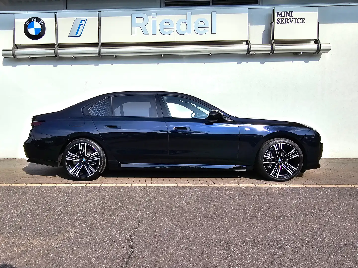 BMW 740 d xDrive M Sportpaket*Standhzg*DAPro*21"LMR* Schwarz - 2