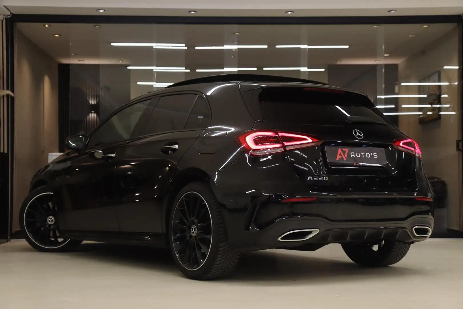 Mercedes-Benz A 220 AMG Pano/Memory/Sfeer/Camera/Laneassist/BOMVOL Fekete - 2