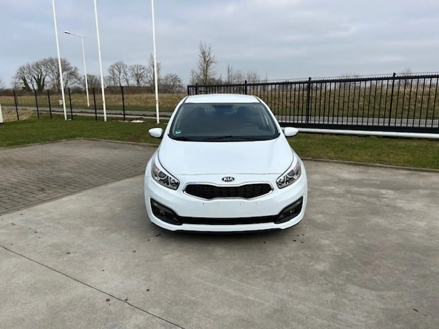 Kia Ceed / cee'd 1.4 CRDi Easy Blanc - 1