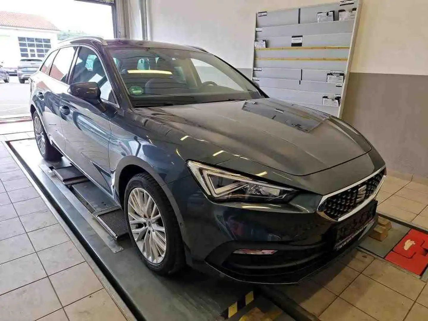 SEAT Leon ST 1.5 TSI XCELLENCE ACC+AHK+NAVI+SHZ+LED Schwarz - 2