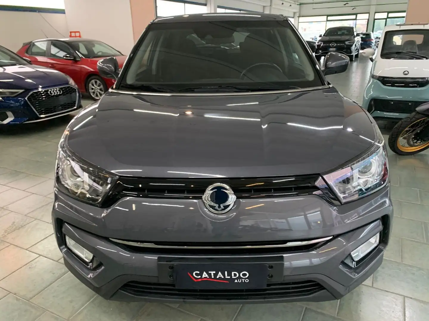SsangYong Tivoli Tivoli 1.6d I lov it 2wd Gris - 1