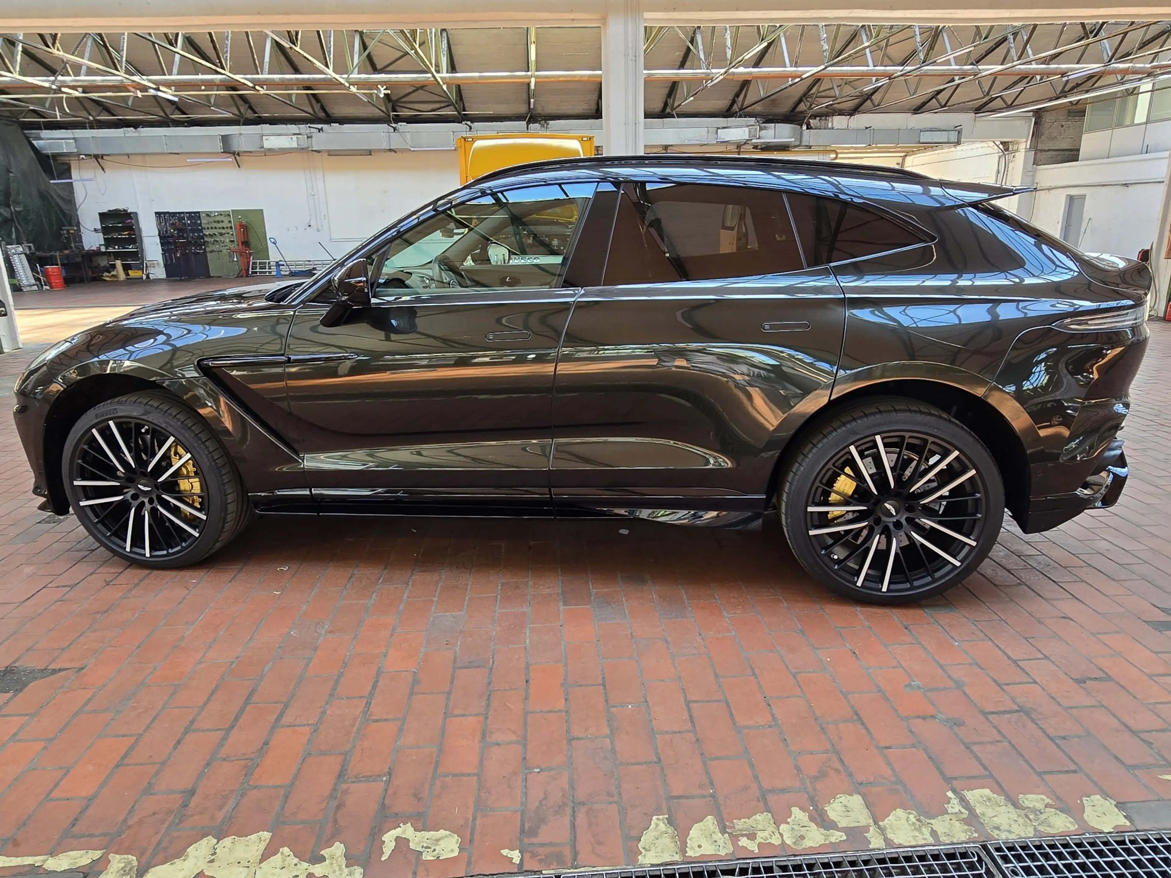 Aston Martin DBX Aston Martin DBX 4.0 V8 707 Carbon Paket 23 Zoll — photo 12