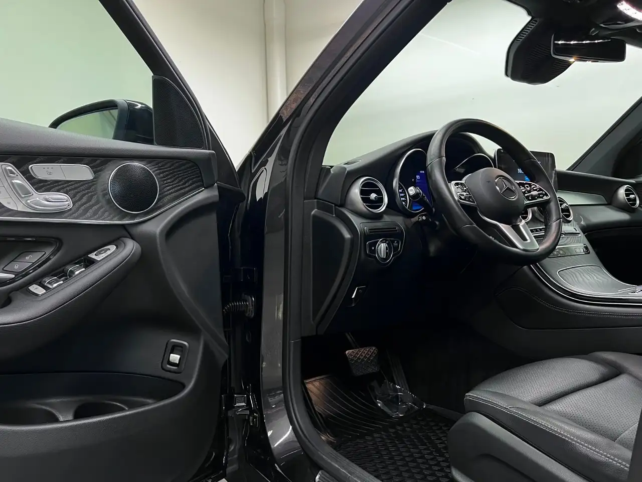 Mercedes-Benz GLC снимка Mercedes-Benz GLC