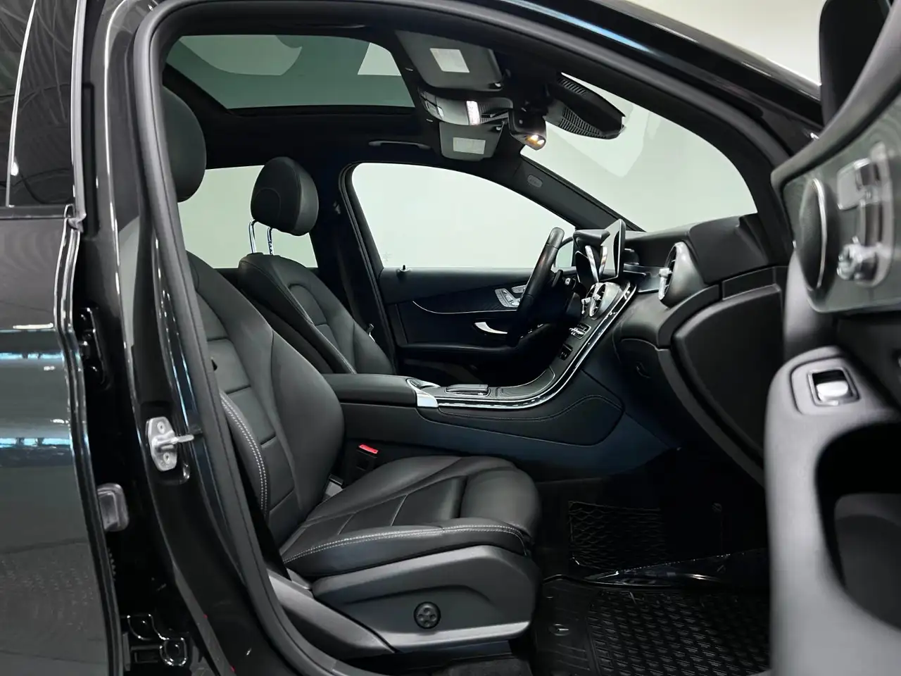 Mercedes-Benz GLC снимка Mercedes-Benz GLC