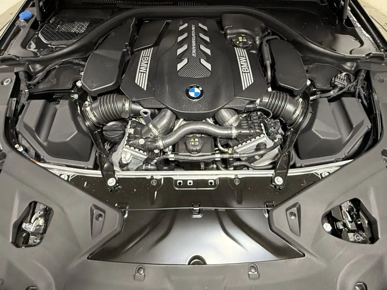 BMW 8 Series снимка BMW 8 Series