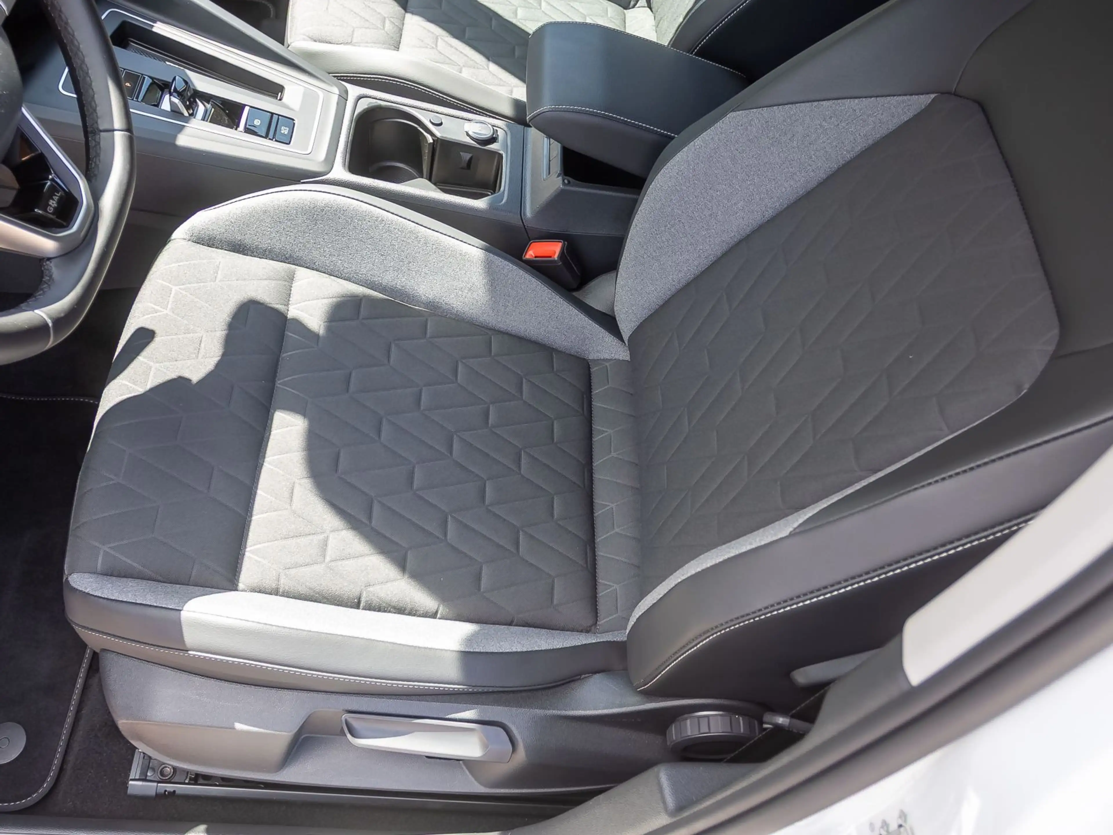 Volkswagen Golf VIII Goal 1.5 eTSI DSG Navi LED ACC EPH AHK — photo 13