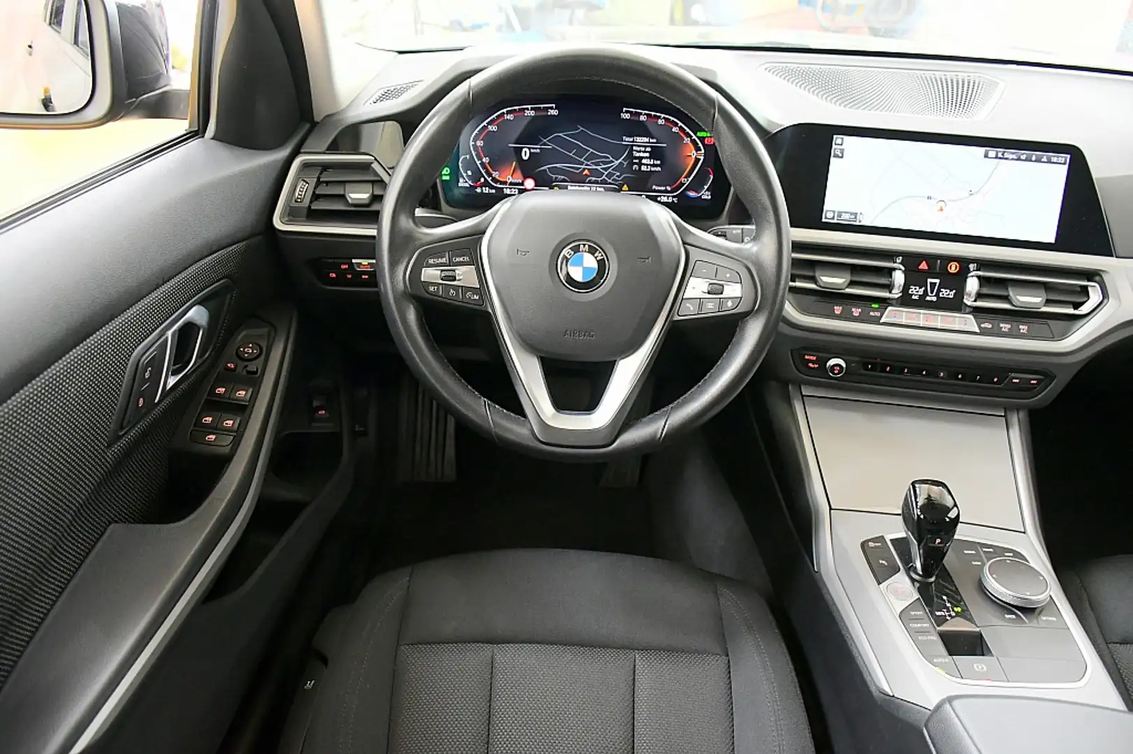 BMW 318 d 48 V Touring Aut. Schwarz - 2