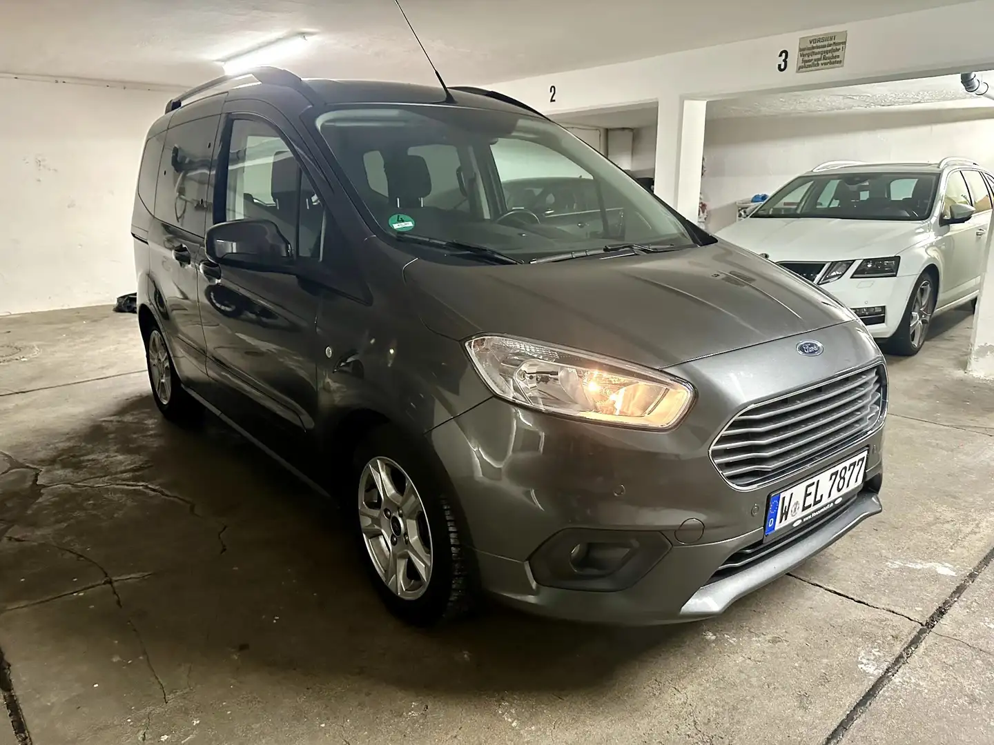 Ford Courier ford tourneo courier magnetik  74kw 1.0 Ecoboost Šedá - 1