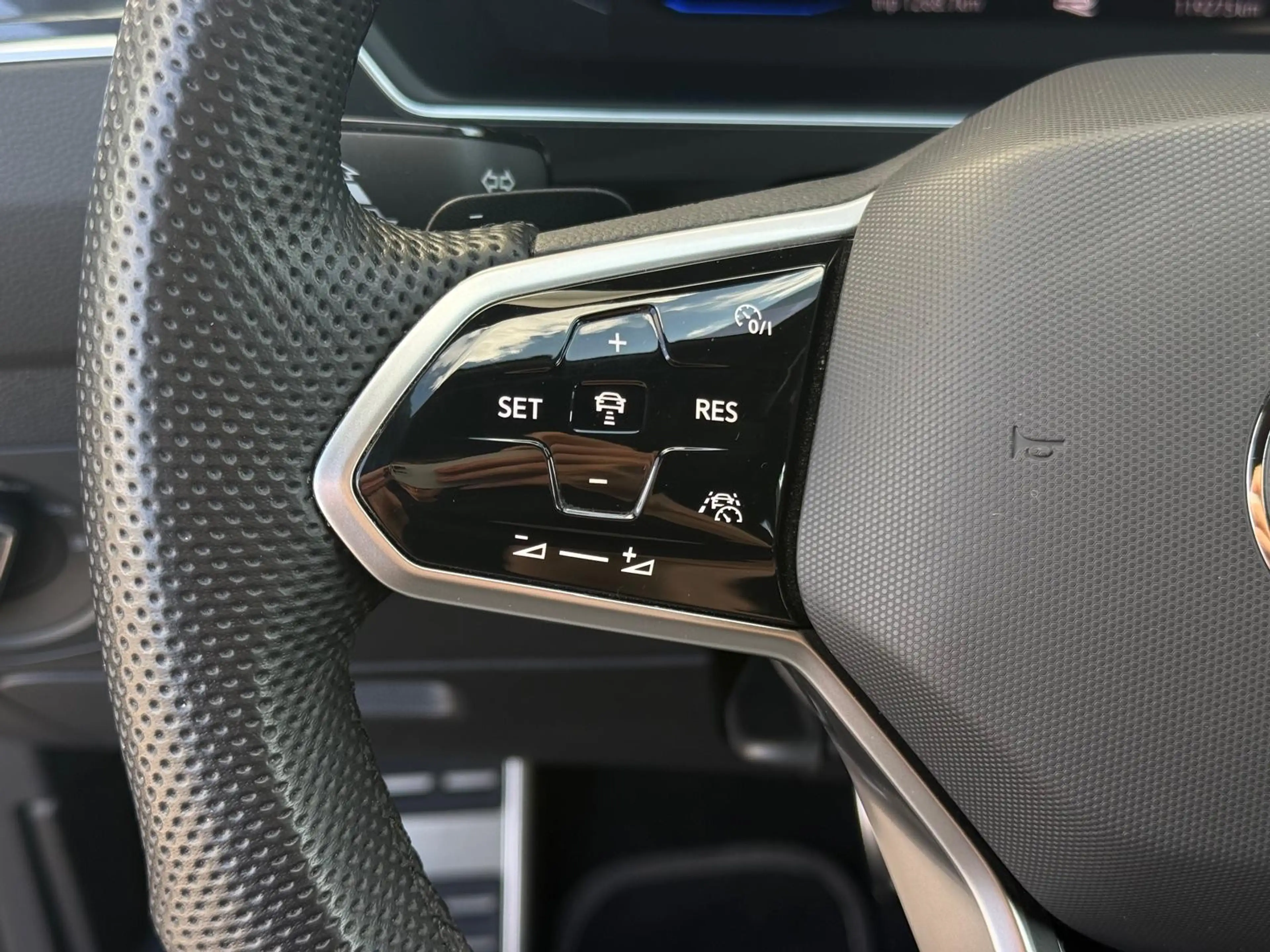 Volkswagen Tiguan Allspace R-Line 4M MATRI+ACC+PANO+360+AHK — photo 12