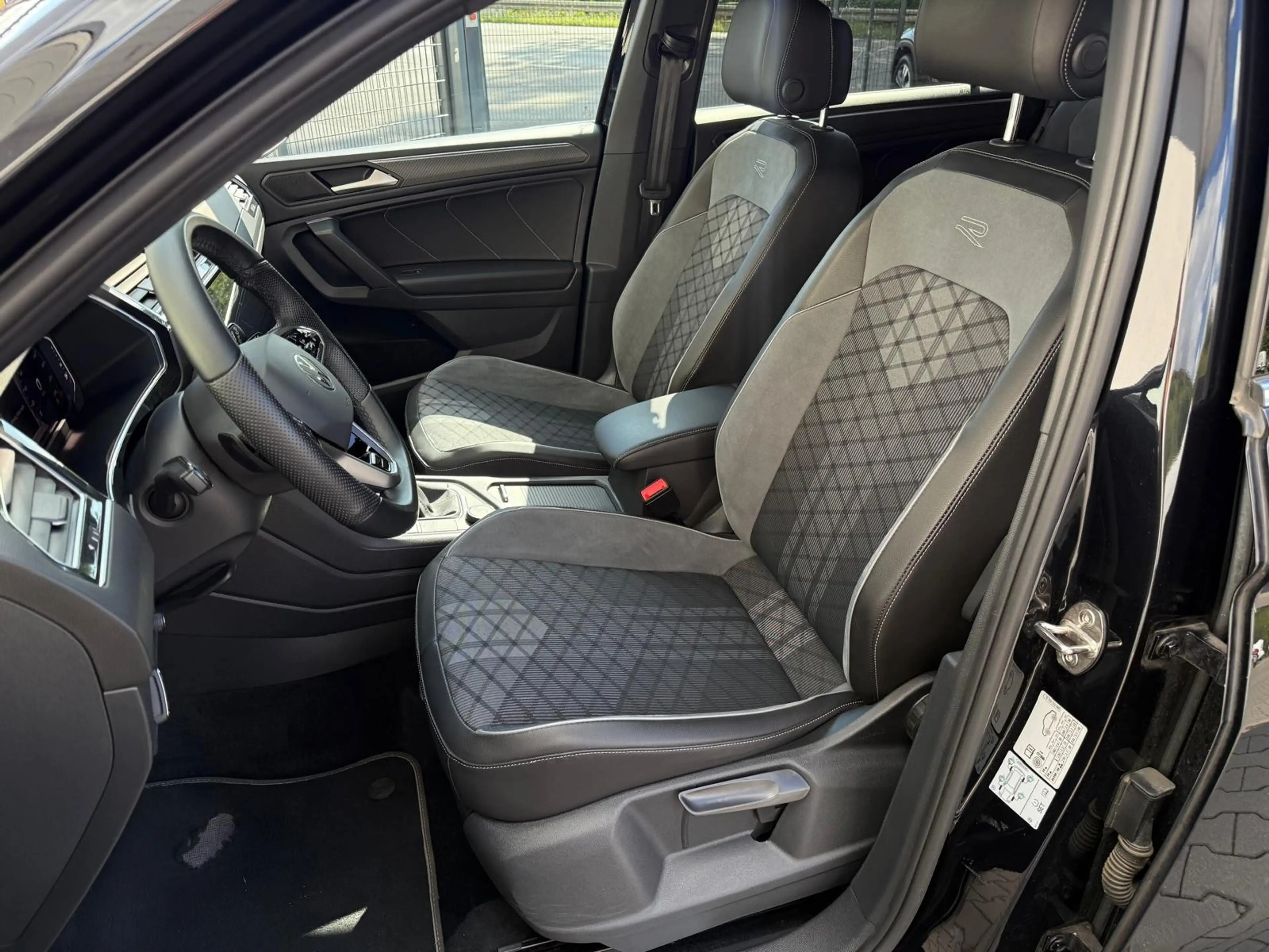 Volkswagen Tiguan Allspace R-Line 4M MATRI+ACC+PANO+360+AHK — photo 7