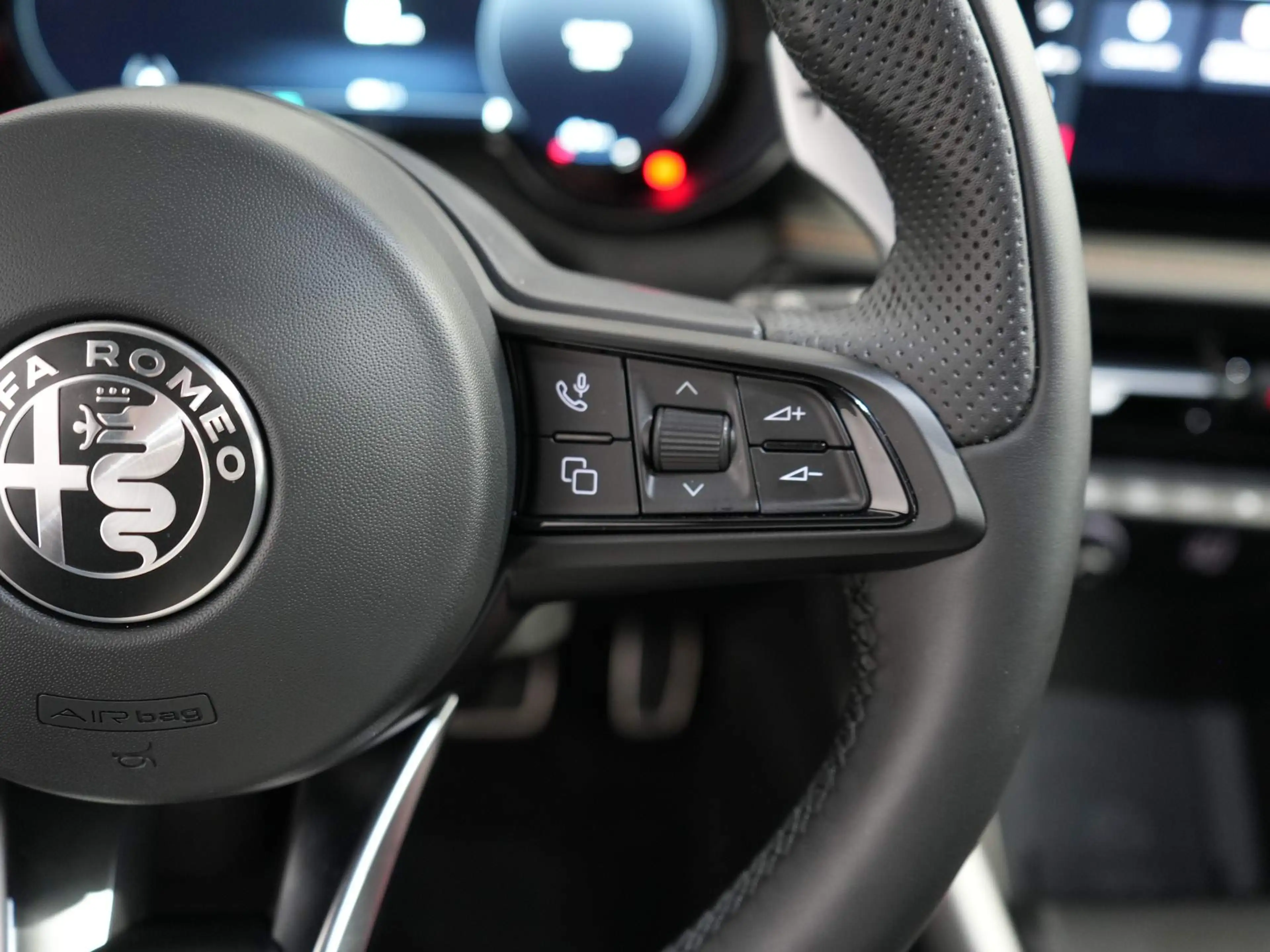 Alfa Romeo Tonale 1.3T PHEV Veloce — photo 17