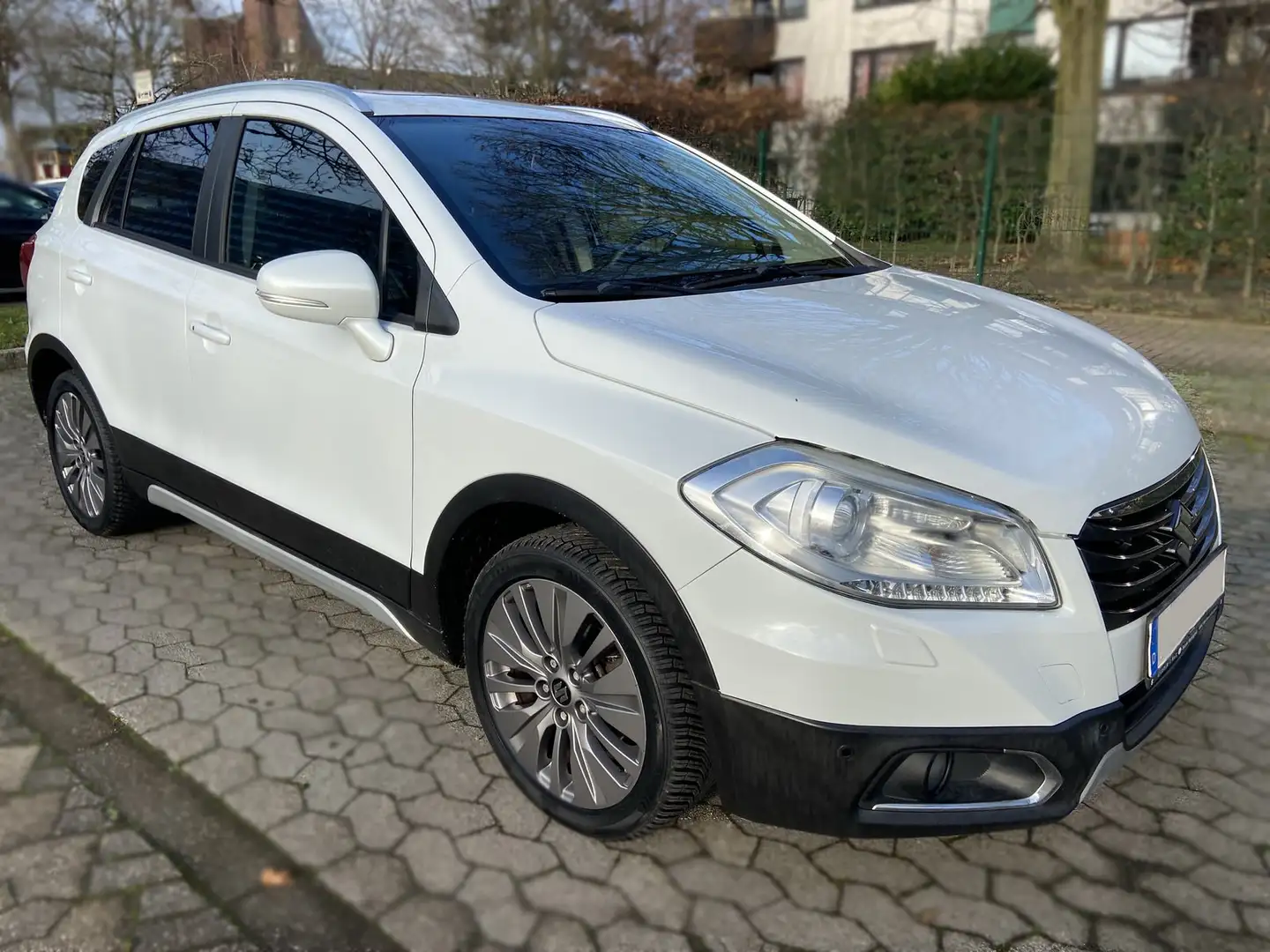 Suzuki SX4 S-Cross SX4 S-Cross 1.6 Comfort+ Navi LEDER Panorama Alb - 1