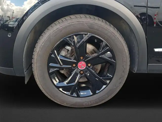 DS Automobiles DS 3 view 10