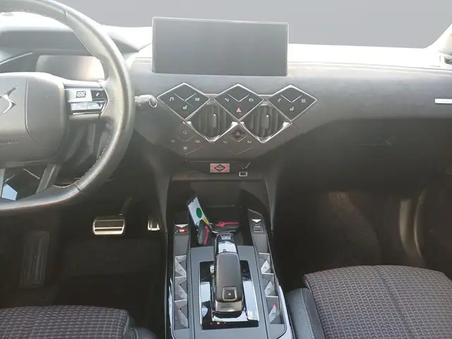 DS Automobiles DS 3 view 14