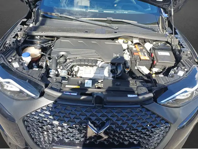 DS Automobiles DS 3 view 8