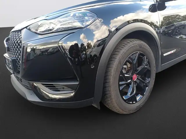 DS Automobiles DS 3 view 11