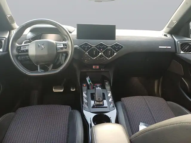 DS Automobiles DS 3 view 12