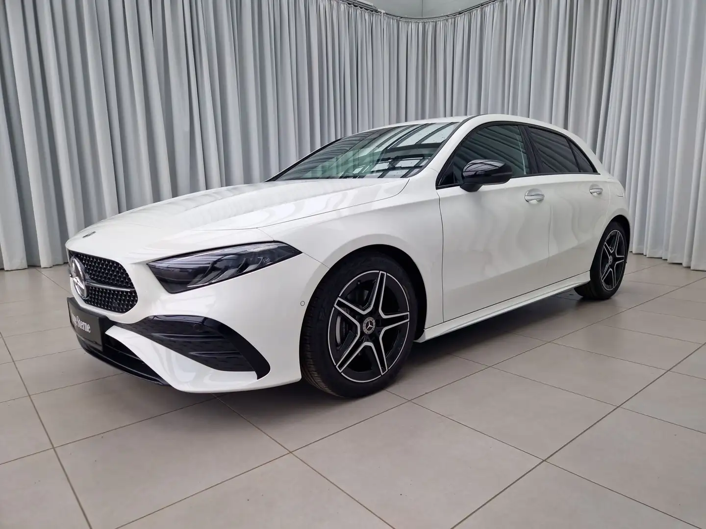 Mercedes-Benz A 180 Kompaktlimousine AMG Line Weiß - 2