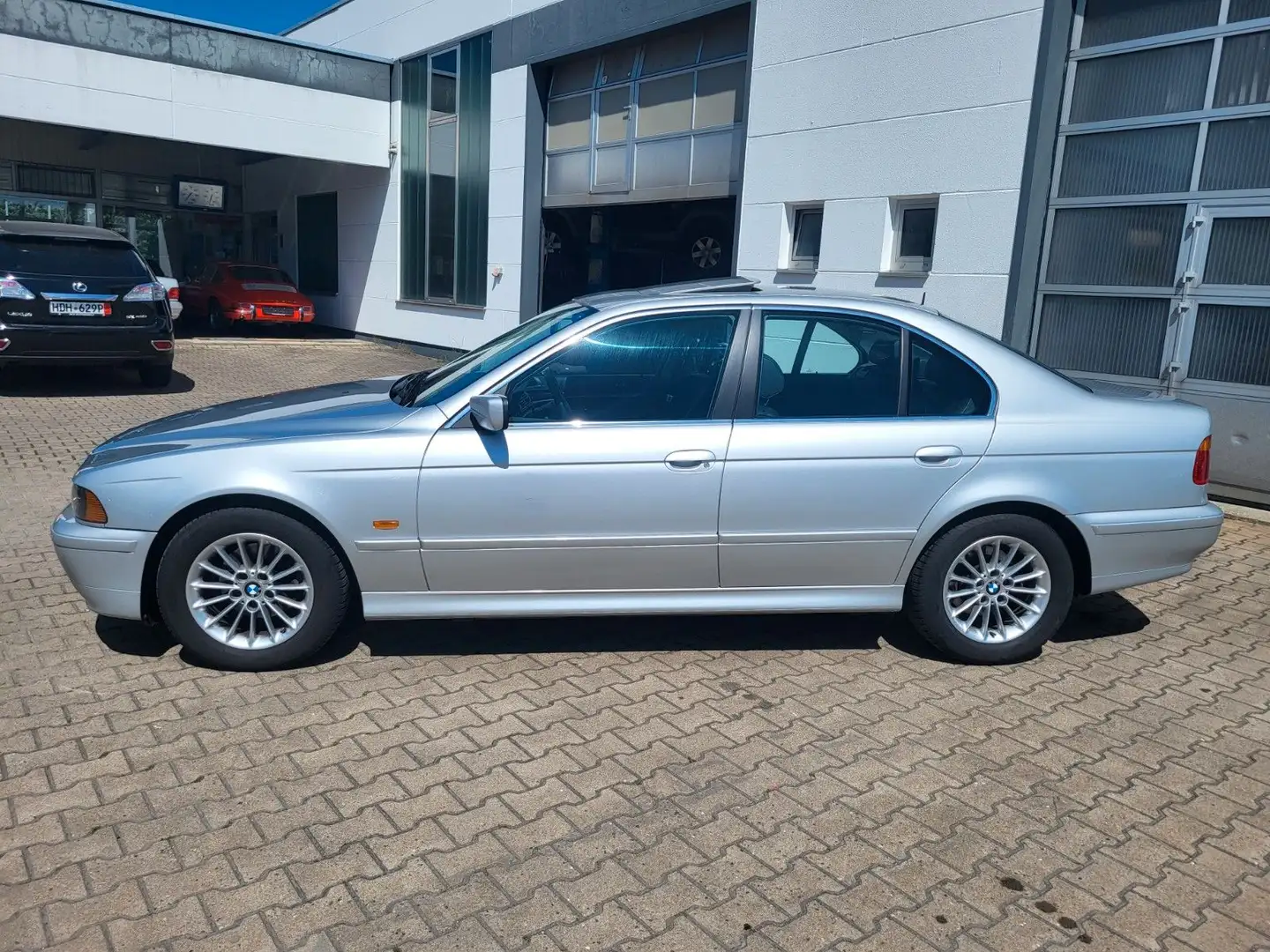 BMW 520 i A Exclusive/Leder/eSD/Navi/Liebhaberauto Silber - 2