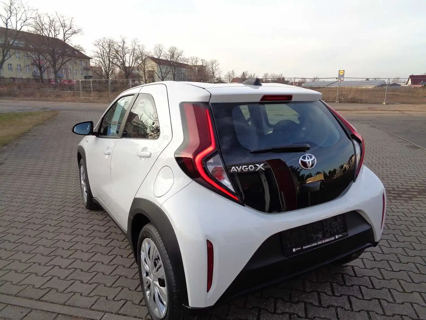Toyota Aygo S-CVT Play Automatik Weiß - 2