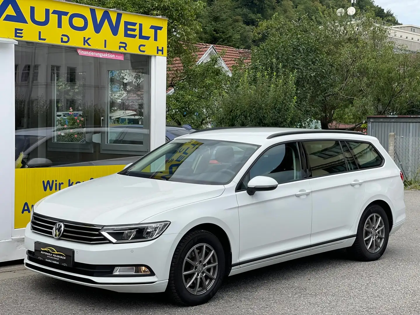 Volkswagen Passat Variant BMT *AUTOMATIK *SITZHEIZUNG *ANHÄNGERKUPPLUNG Weiß - 1