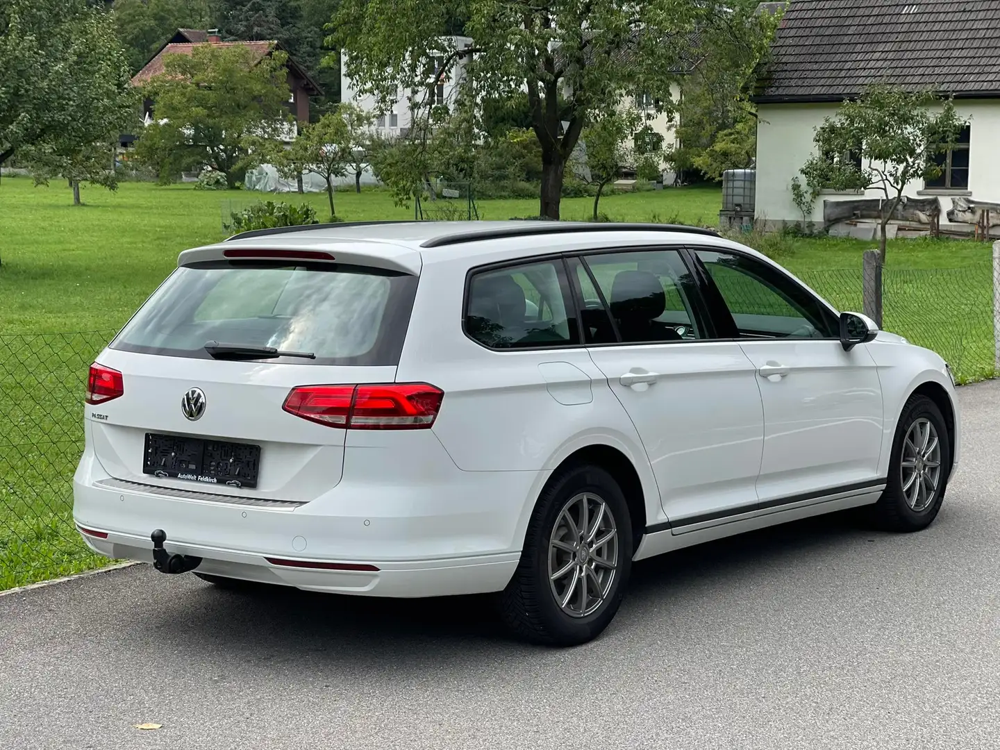 Volkswagen Passat Variant BMT *AUTOMATIK *SITZHEIZUNG *ANHÄNGERKUPPLUNG Weiß - 2