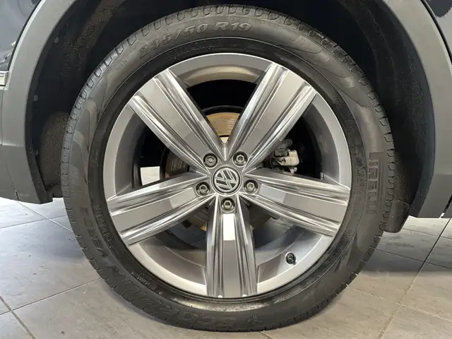 Volkswagen Tiguan Allspace view 3