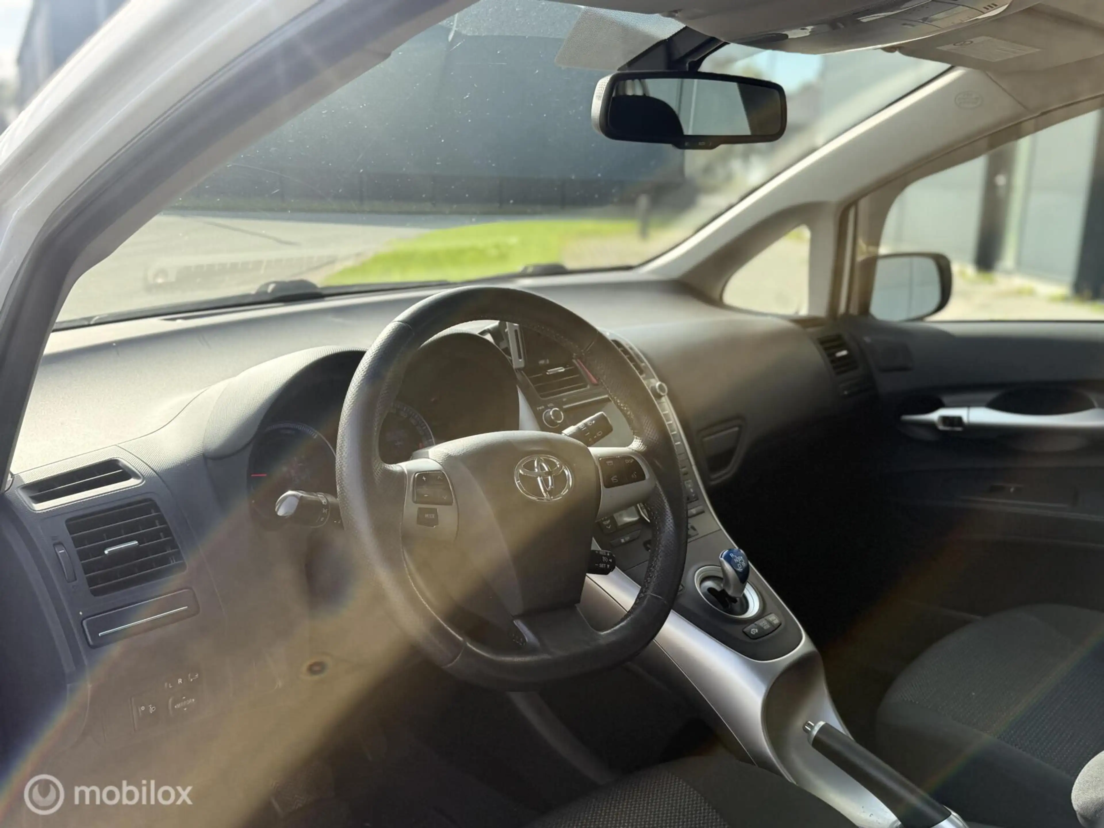 Toyota Auris 1.8 Full Hybrid Executive Business | Hybrid | 01/2 — photo 17