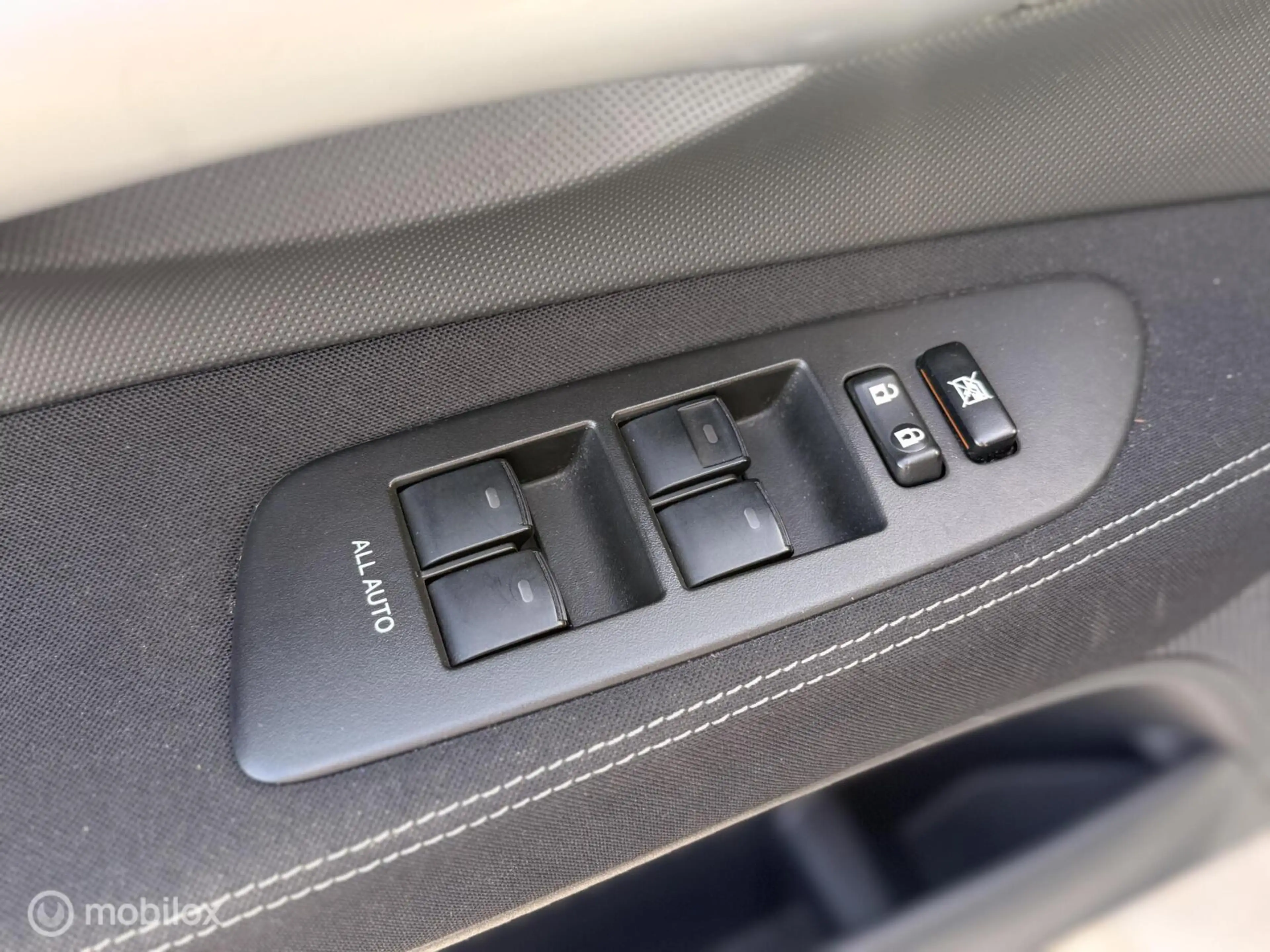 Toyota Auris 1.8 Full Hybrid Executive Business | Hybrid | 01/2 — photo 26
