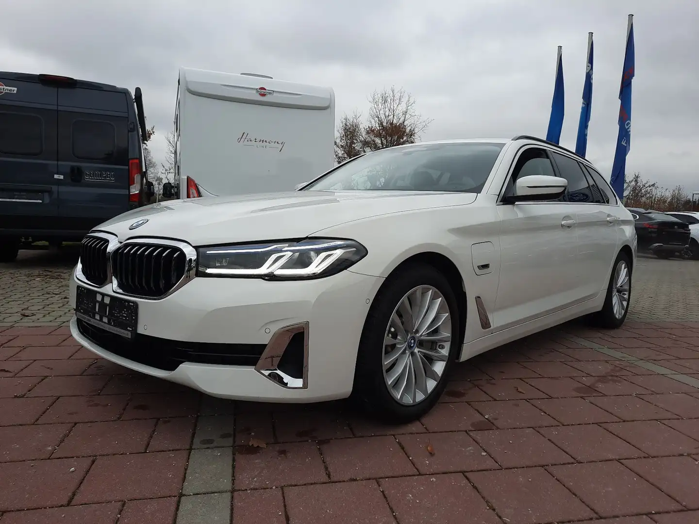 BMW 530 e Touring Luxury Line Laser Komfort HuD Innova. Bílá - 2