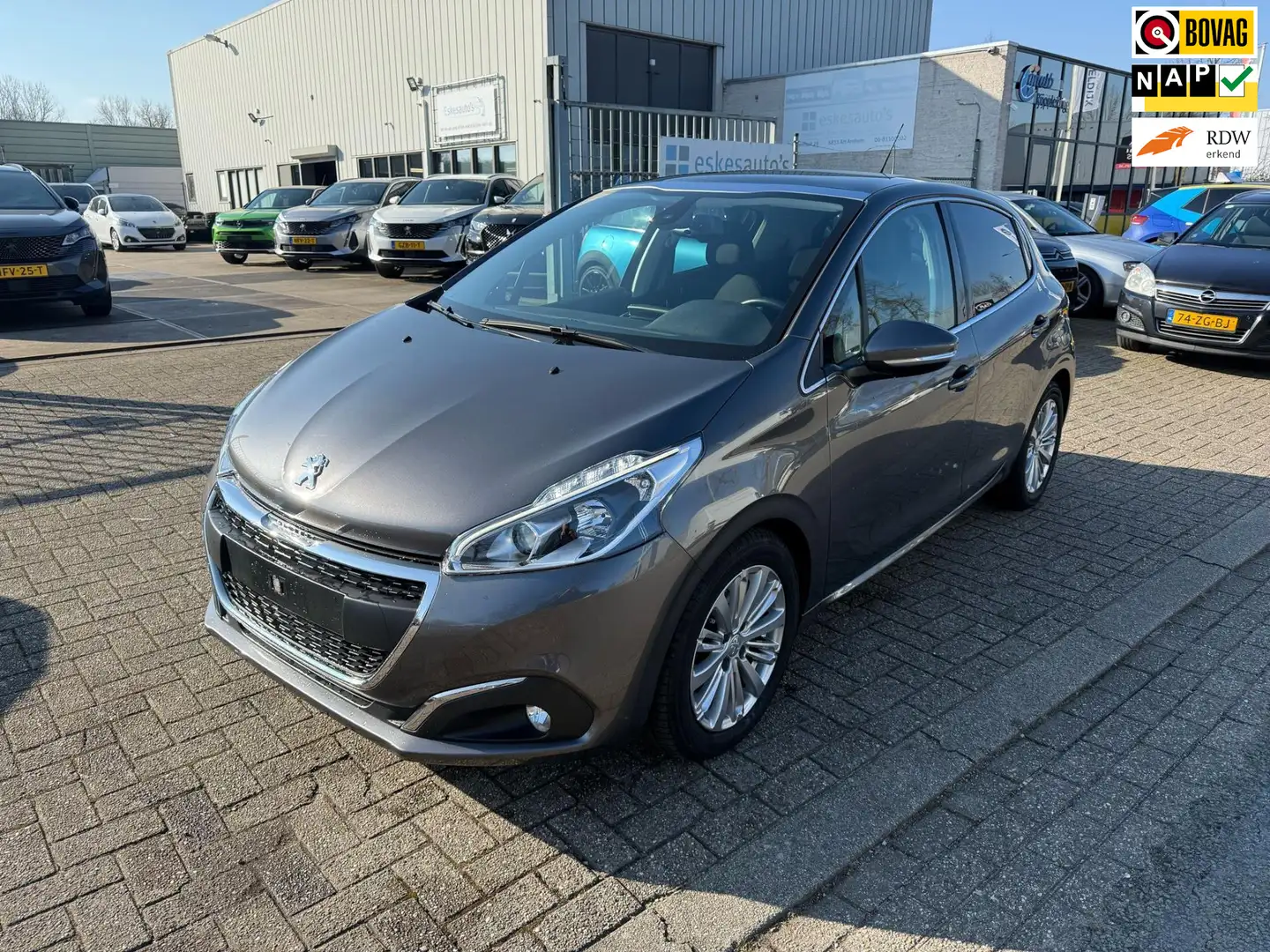 Peugeot 208 1.2 PureTech Allure, Pano, Navi, 12mnd Garantie Grijs - 1