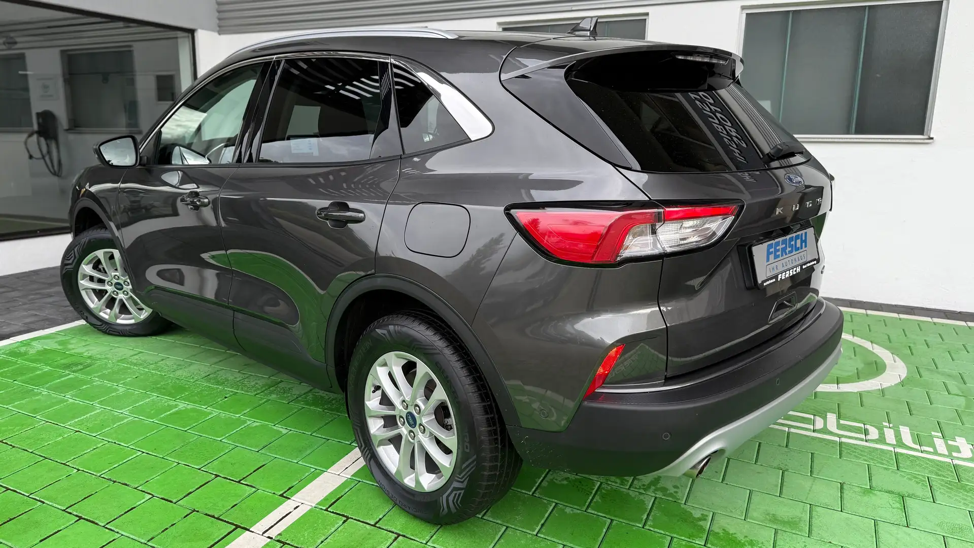Ford Kuga 2.5 FHEV Titanium 4x4 Autom. m. Navi SYNC uvm... Gris - 2