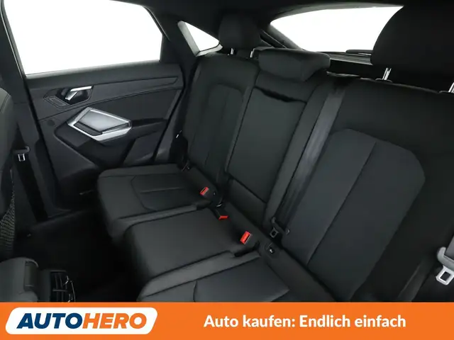 Audi Q3 view 14